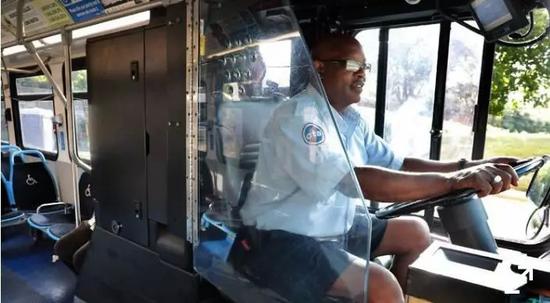 ▲美国芝加哥公交车上安装的防护装置  图据《芝加哥论坛报》
