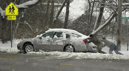 暴风雪致车祸频发。（图源：美联社）