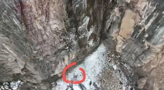 26岁徒步男子不幸坠崖当场遇难！目击者目睹瞬间：走得靠外，脚崴后重心不稳