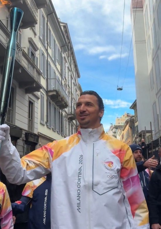 自带气场！伊布以火炬手身份参与米兰冬奥会火炬传递