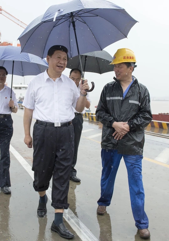 （2013年7月21日上午，习近平总书记冒雨来到武汉新港阳逻集装箱港区考察。）