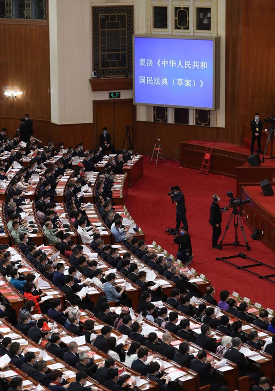 十三届全国人大三次会议表决《中华人民共和国民法典（草案）》（2020年5月28日摄）。新华社记者 丁海涛 摄