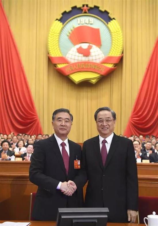 两会闭幕式:全国两会正式闭幕 这十大难忘瞬间值得你收藏(图) 3月14日,全国政协十三届一次会议在北京人民大会堂举行第四次全体会议,选举政协第十三届全国委员会大大、副大大、秘书长和常务委员。当会议主持人宣布汪洋当选政协第十三届全国委员会大大后,俞正声与汪洋热烈握手,表示祝贺。新华社记者 李学仁摄