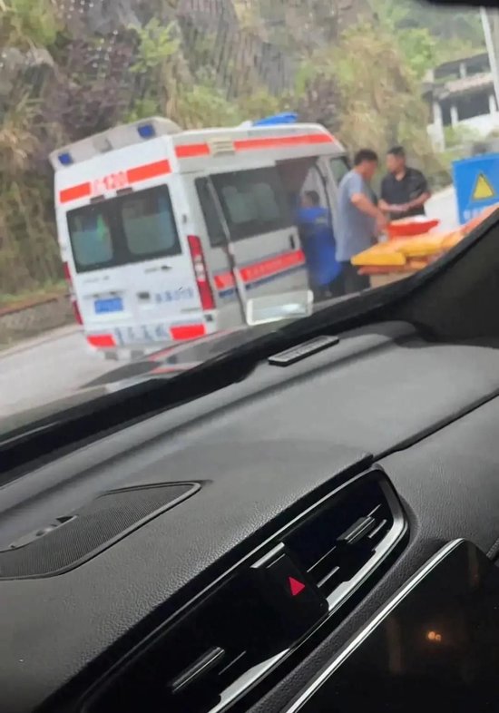 重庆巫溪一120急救车疑似运输化肥？当地卫健委：是乡镇医院的急救车，正在进行调查