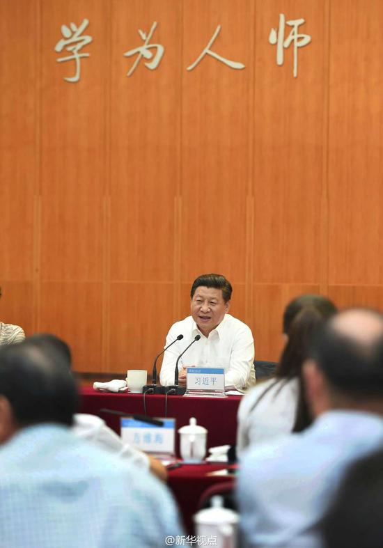 2014年9月9日，习近平总书记来到北京师范大学看望教师学生，向全国广大教师和教育工作者致以崇高的节日敬礼和祝贺。这是习近平同学校师生代表进行座谈。（新华社）
