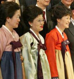 朴槿惠（右一）与朴在玉（左一）同框/《东亚日报》