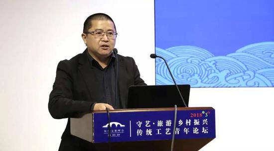  苏州工艺美术职业技术学院手工艺术学院院长赵罡主持闭幕式