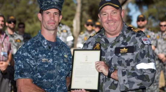 健壮的特拉维斯·策特尔（左）与澳军少将 图源：福克斯新闻网