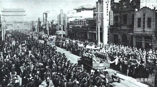北平解放后，人民群众热烈欢迎解放军