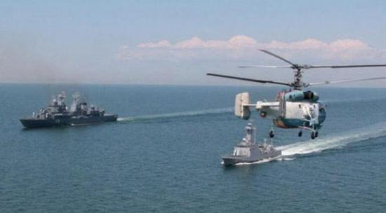  资料图片：俄军卡-27直升机近距离“围观”北约参演舰艇。（图片来源于网络）