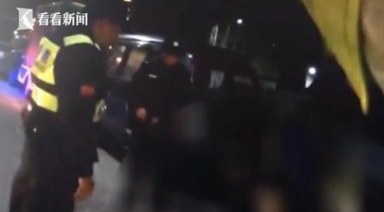 因儿子过年不回家 六旬老人喝闷酒醉倒街头