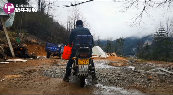 蓉二的父亲骑着摩托车去做村里的疫情防控做事