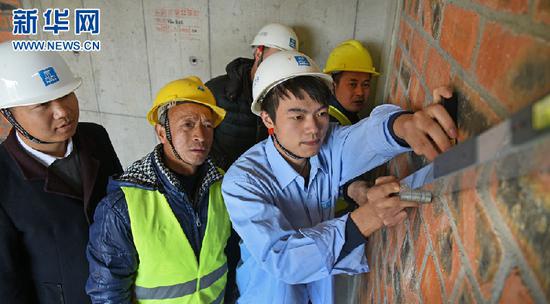 项目质量管理员邹彬工作现场。（中建五局供图）