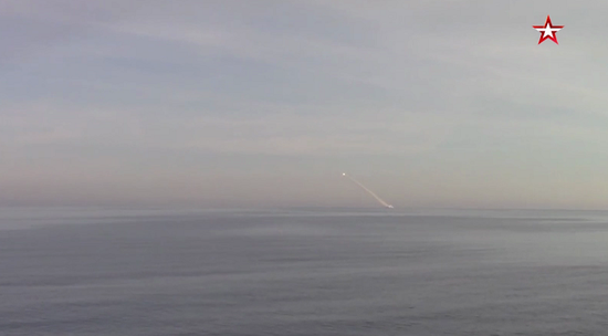 俄军从黑海的一艘潜艇上发射导弹（图：俄罗斯国防部视频截图）