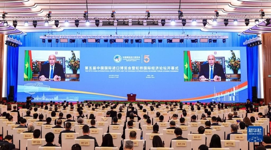 2022年11月4日晚，毛里塔尼亚总统加兹瓦尼在第五届中国国际进口博览会开幕式上以视频方式致辞。新华社记者 李京 摄