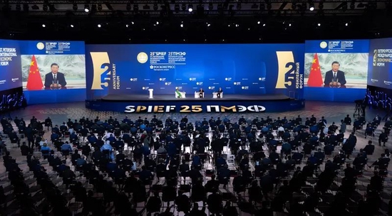 2022年6月17日晚，习近平应邀以视频方式出席第二十五届圣彼得堡国际经济论坛全会并致辞。新华社记者 陈嫱 摄