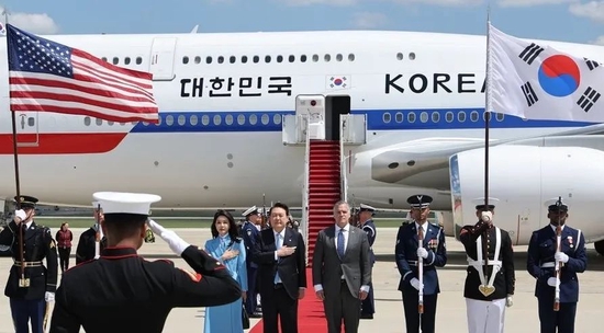  当地时代4月24日，韩国总统尹锡悦（中）和夫东说念主金建希（左）搭乘总统专机飞抵安德鲁斯空军基地 图：韩联社