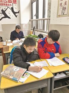 图为:周建龙在教室里办公