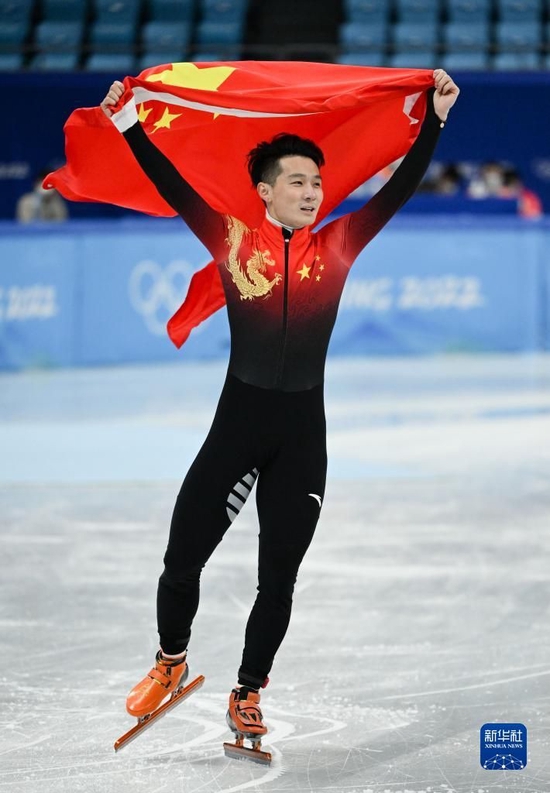 2022年2月7日，在首都体育馆举行的北京2022年冬奥会短道速滑项目男子1000米决赛中，中国选手任子威夺得冠军。这是任子威在比赛后庆祝。新华社记者 李一博 摄