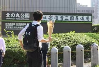 日媒称，一名男子前往向安倍献花，日媒当地时间27日上午摄