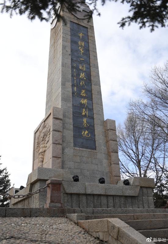 这是2021年3月10日在原子城纪念园拍摄的“中国第一个核武器研制基地”纪念碑。新华社记者 张曼怡 摄