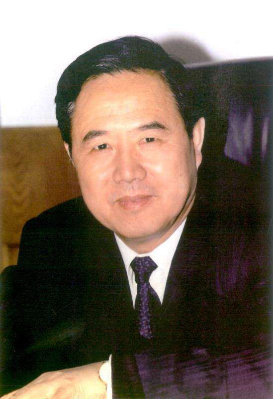 铁道部长:原铁道部长:中国高铁不是一夜花开 而是香自苦寒 图为傅志寰。 图片来自《我的情结》一书
