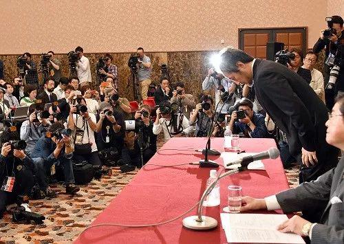 ▲当地时间2018年11月2日,日本东京,日本记者安田纯平自上月获释以来,首次在日本全国记者俱笑部举走信息发布会。(来源:视觉中国)