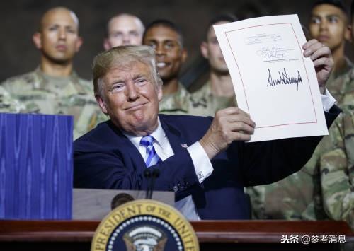  8月13日，在美国纽约州一处军事基地，美国总统特朗普展示他在2019财年国防授权法案文本上的签名。（新华/美联）