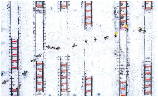 11月11日，在中铁沈阳局集团有限公司通辽站南编组场，武警官兵在清理积雪。新华社记者连振摄