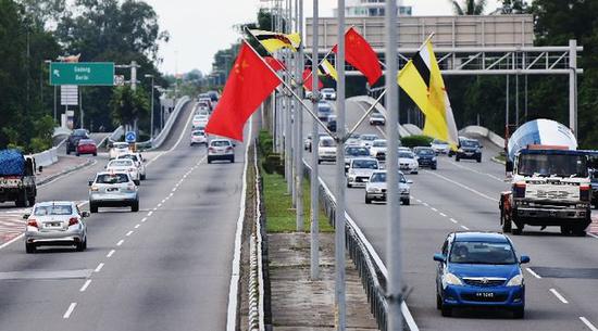 文莱首都斯里巴加湾市道路两侧挂起中文两国国旗。新华社记者王申摄