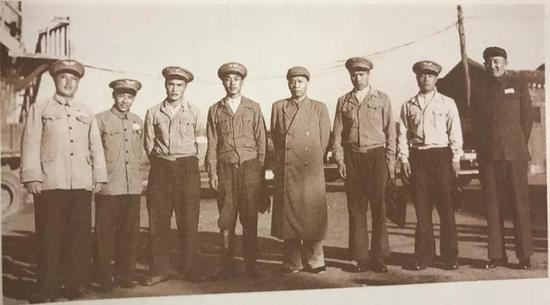 1952年8月，刘少奇同罗瑞卿（右一）及空军某部空勤人员合影。