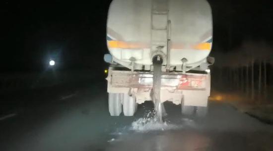 视频显示，有罐车在荒野中排放不明水体。 截屏图