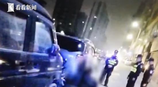 因儿子过年不回家 六旬老人喝闷酒醉倒街头