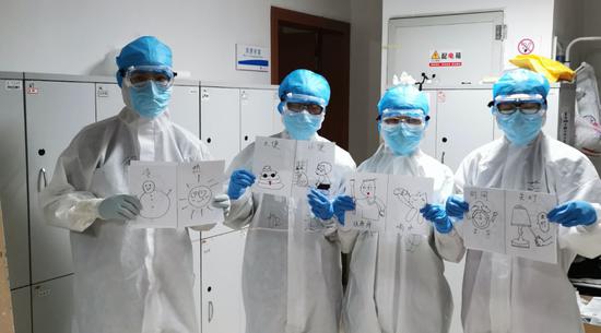  浙江省医疗队成员为患者画的“非语言交流手册”