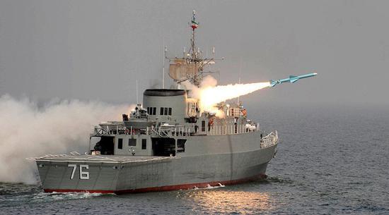  伊朗“贾马兰”号护卫舰（Jamaran）发射反舰导弹资料图