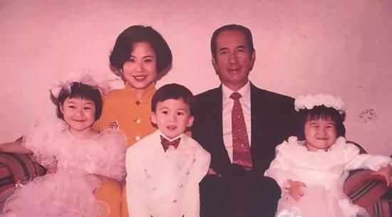赌王何鸿燊逝世:4房太太,17个孩子,与5000亿家