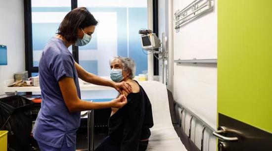 巴黎主宫医院的护士2日为一名老年人注射新冠疫苗。（法新社）