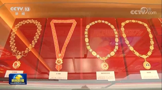 △反映功勋荣誉表彰体系日益丰富完备的勋章、奖章