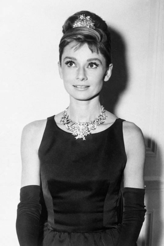 1961年，奥黛丽·赫本戴着黄钻项链亮相