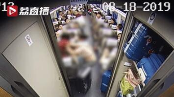让座被打:好人难当?年轻女子高铁上让座未获感谢反遭殴打