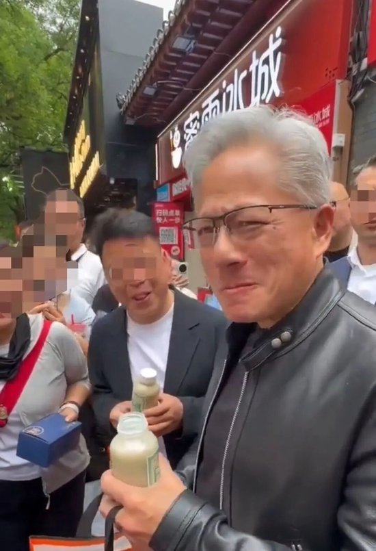 黄仁勋尝了一口豆汁发出灵魂拷问，豆汁商家上线“大佬同款”还摆放打卡招牌