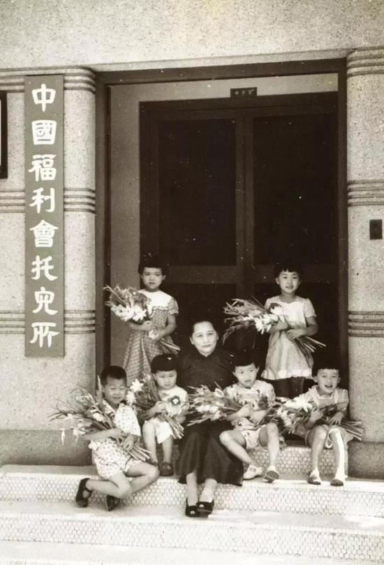 这名与宋庆龄合影的小孩 长大后担任过邓小平翻译 1953年在中国福利会托儿所小朋友与宋庆龄合影,宋右抱着的小孩为小管姐姐。