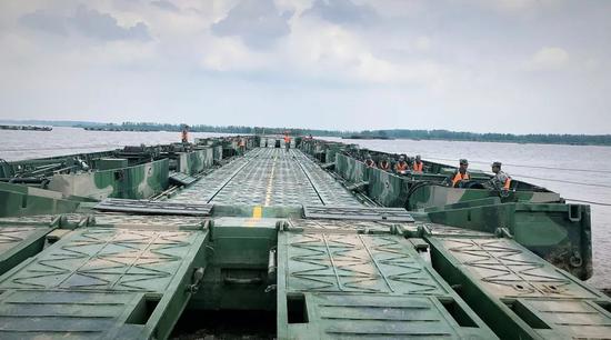 太震撼2000多名官兵26分钟搭起1100米钢铁浮桥
