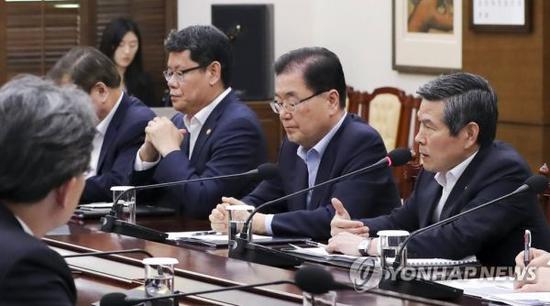 资料图片:8月22日,韩国政府和青瓦台官员向文在寅汇报韩国国安会常委会会议结果。(韩联社)