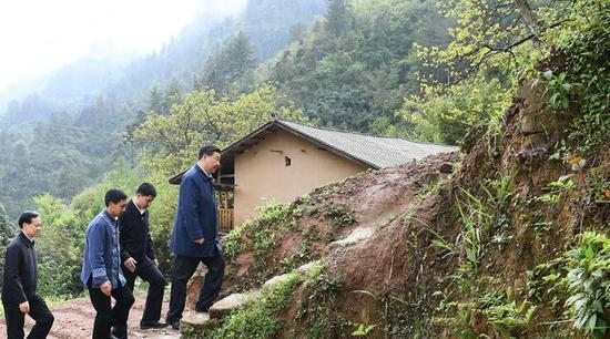 △ 2019年4月15日，在石柱土家族自治县华溪村，习近平总书记徒步前往农户家中，实地了解脱贫攻坚工作进展和解决“两不愁三保障”突出问题情况。