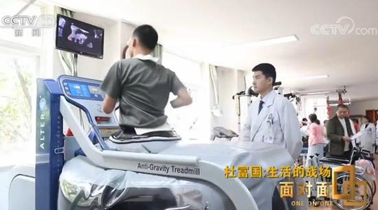 为什么要写“永远前进”?杜富国:因为我不向后看