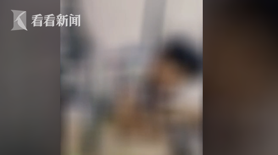 集体宿舍成直播间表演不堪入目 警方:超出想象
