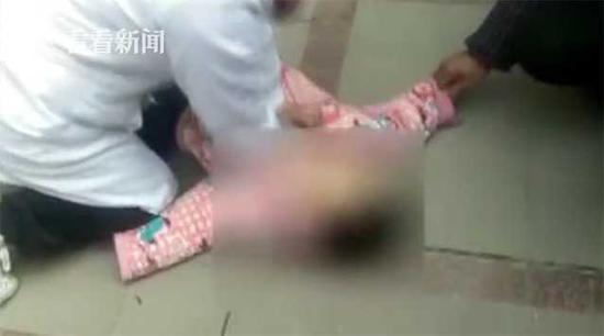 夫妻家中吵架拉扯 失手让4岁孩子从14楼掉下坠亡