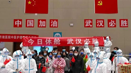 光谷方舱医务人员和末了一批出院患者一首举走息舱仪式