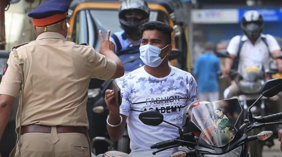 疫情防控期间印度国民需戴口罩出行，否则会被警察责罚。图/Indian Express Online视频截图